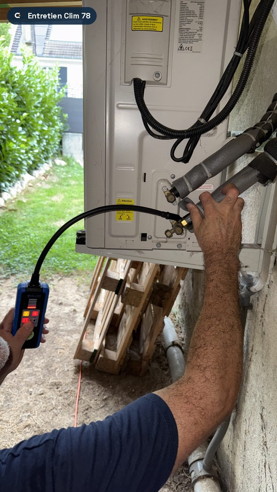 Détecteur de fuite électronique passé sur les vannes de l'unité extérieure d'une climatisation Airton