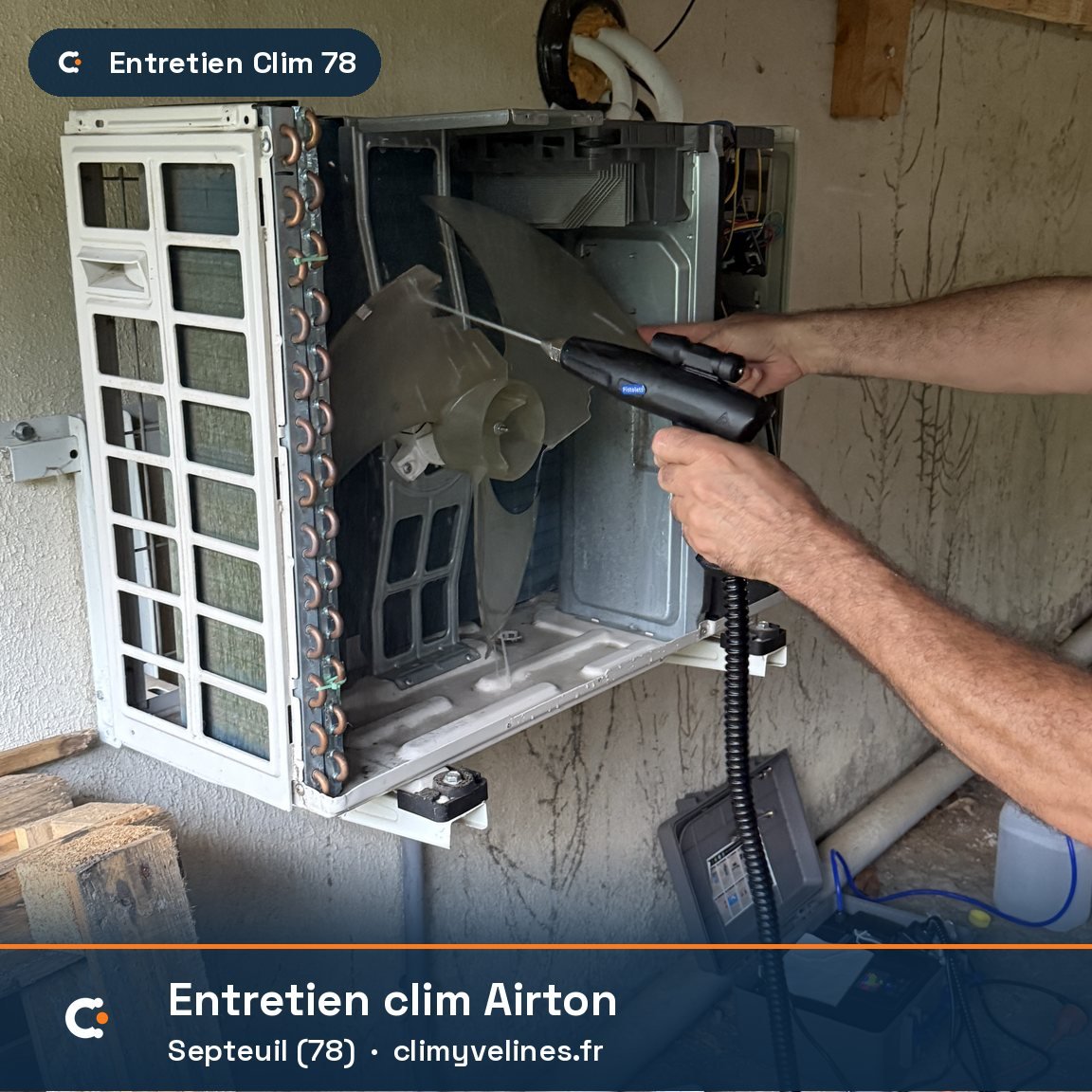 Nettoyage de l'unité extérieure d'une climatisation Airton lors d'un entretien annuel à Septeuil (78)