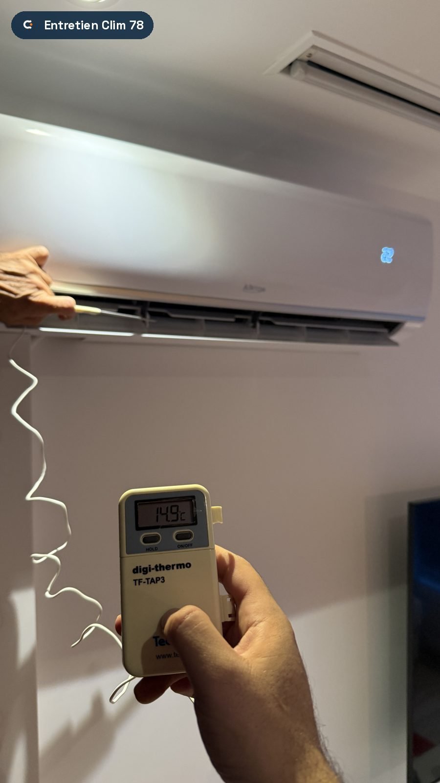 Thermomètre à sonde affichant 14,9 °C en sortie de soufflage d'une climatisation murale Airton